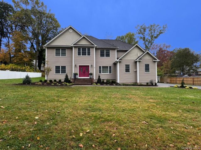  4 BR,  3.00 BTH &nbsp;Colonial style home in Valley Cottage