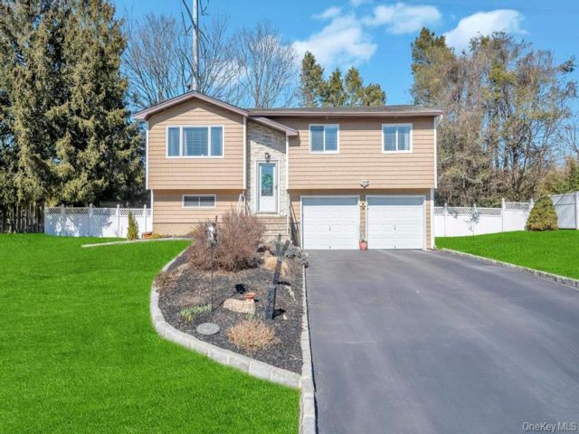  4 BR,  2.00 BTH &nbsp;Hi ranch style home in Hauppauge