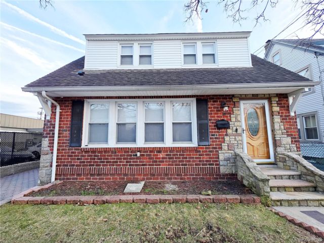  3 BR,  3.00 BTH &nbsp;Colonial style home in Williston Park