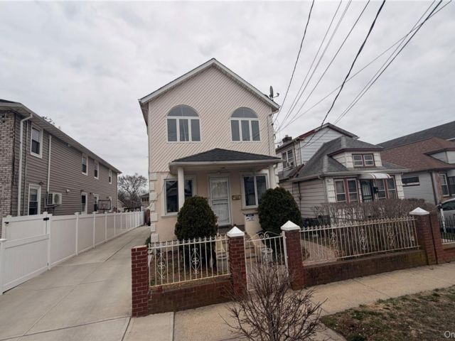  3 BR,  2.00 BTH &nbsp;A-frame style home in Rosedale