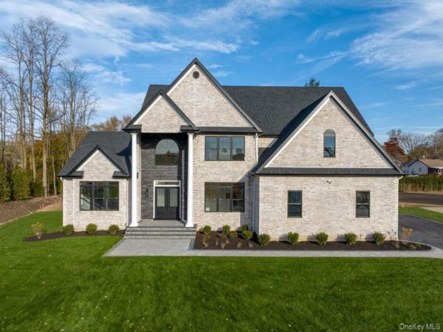  5 BR,  4.00 BTH &nbsp;Colonial style home in East Setauket