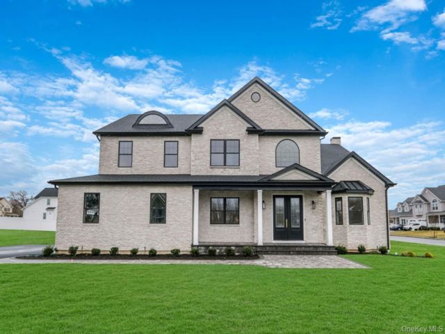  4 BR,  4.00 BTH &nbsp;Colonial style home in East Setauket