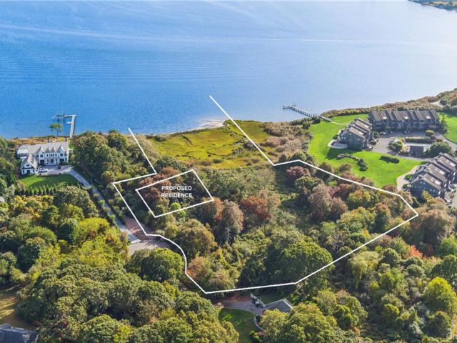 Lot <b>Size:</b>  &nbsp;House style home in East Moriches
