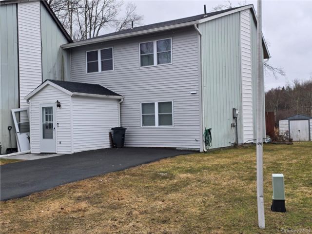  3 BR,  2.00 BTH &nbsp;House style home in Kiamesha Lake