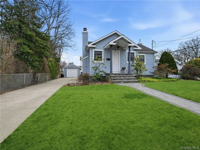  2 BR,  2.00 BTH &nbsp;Exp ranch style home in Deer Park