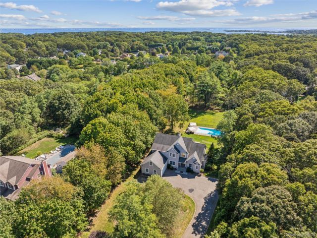  5 BR,  5.00 BTH &nbsp;Modern style home in East Moriches