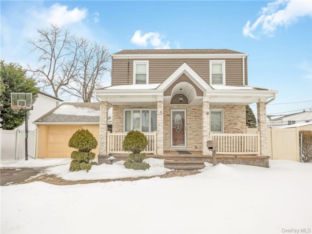  3 BR,  1.00 BTH &nbsp;Colonial style home in East Meadow