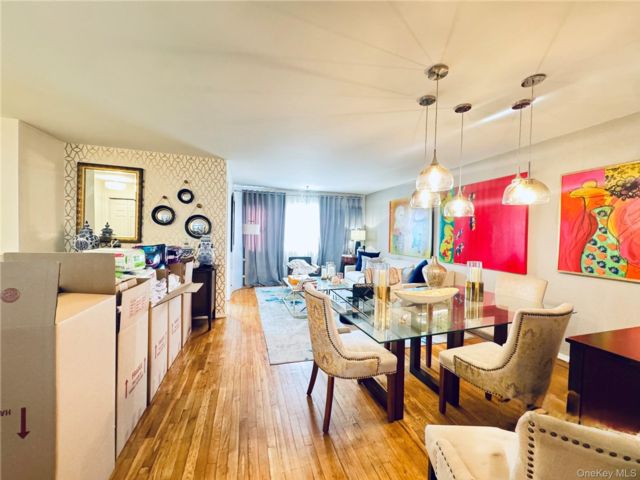  5 BR,  4.00 BTH &nbsp;House style home in Throggs Neck