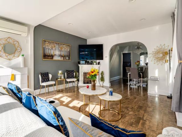  3 BR,  3.00 BTH &nbsp;Colonial style home in Whitestone