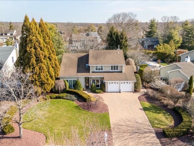  5 BR,  3.00 BTH &nbsp;Colonial style home in Commack