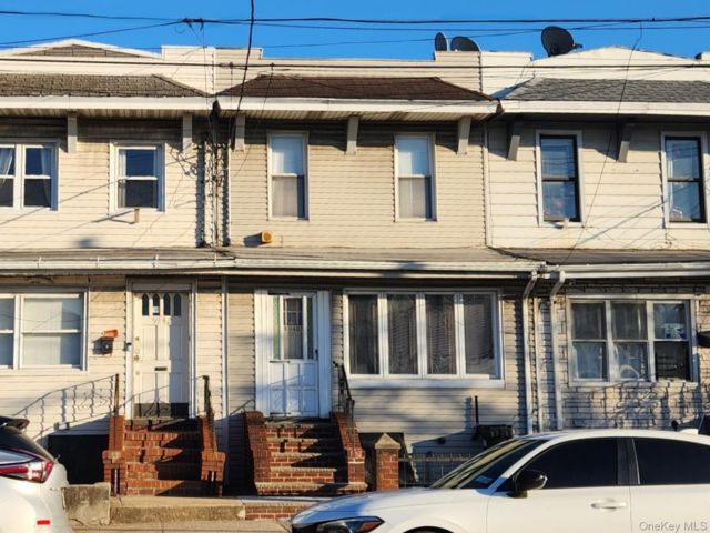 4 BR,  1.00 BTH &nbsp;Ranch style home in Maspeth
