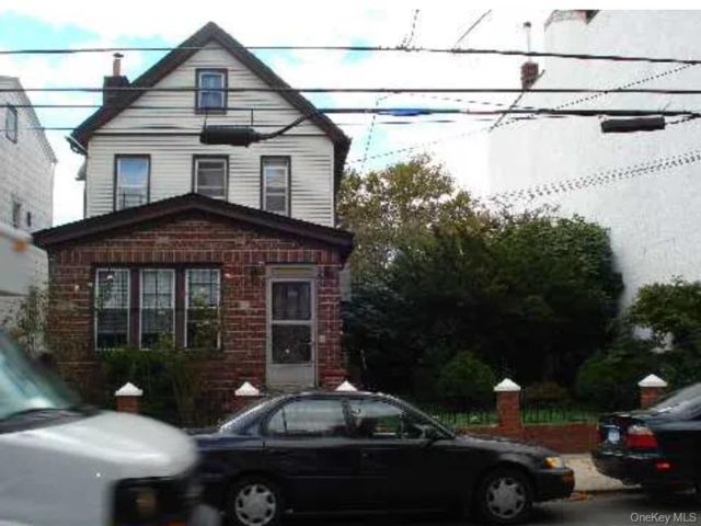 10 BR,  6.00 BTH &nbsp;House style home in Corona