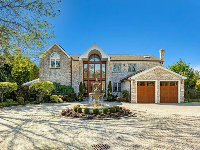  5 BR,  6.00 BTH &nbsp;Colonial style home in Islip