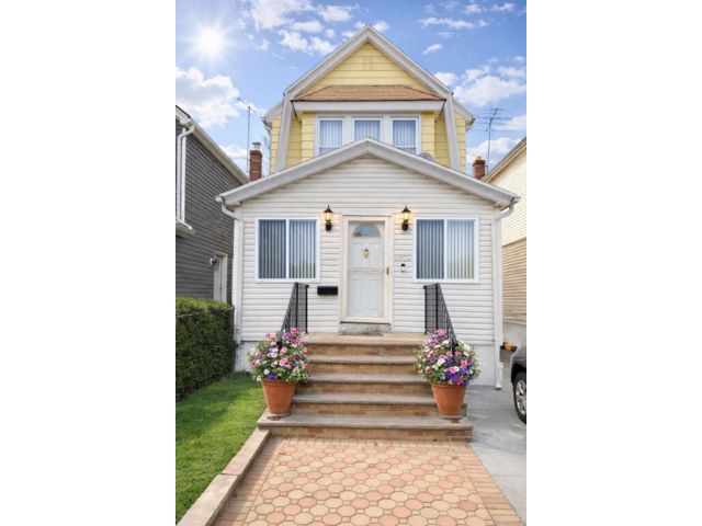  3 BR,  2.00 BTH &nbsp;Colonial style home in Queens Village