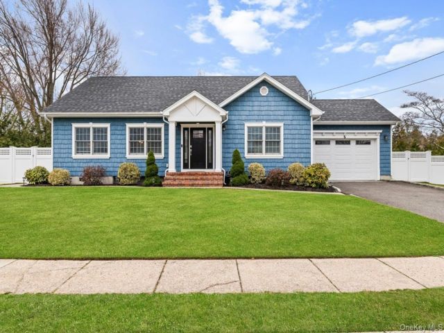  3 BR,  2.00 BTH &nbsp;Exp ranch style home in Holbrook