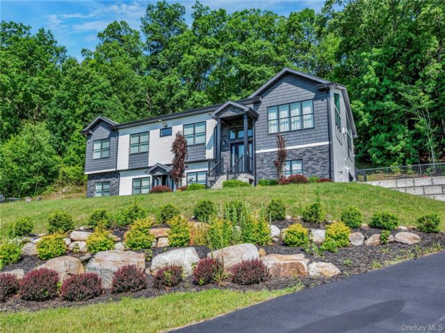  8 BR,  6.00 BTH &nbsp;Raised ranch style home in Bloomingburg