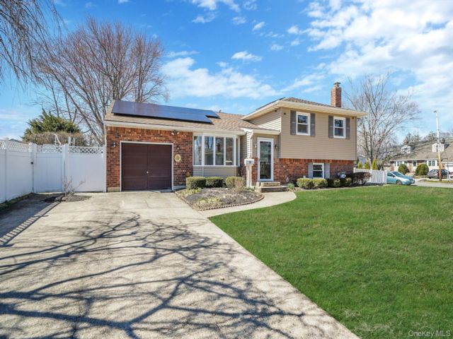  4 BR,  2.00 BTH &nbsp;Split level style home in North Babylon