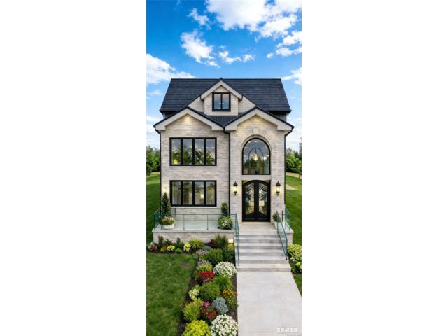 Lot <b>Size:</b>  &nbsp;House style home in Fresh Meadows