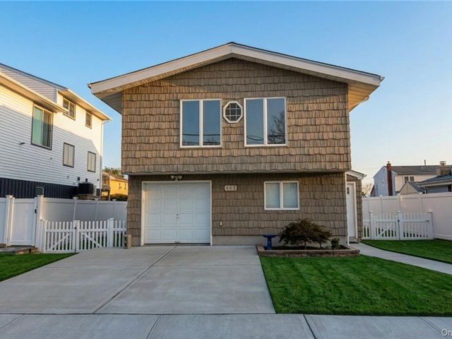  3 BR,  1.00 BTH &nbsp;Hi ranch style home in Freeport