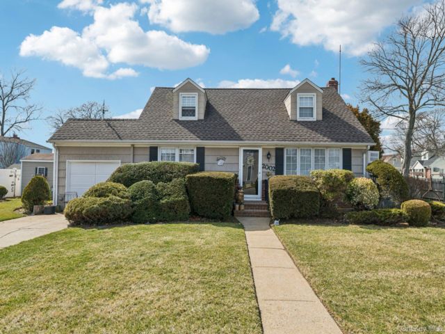  4 BR,  2.00 BTH &nbsp;Cape cod style home in Merrick