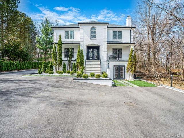  5 BR,  5.00 BTH &nbsp;Colonial style home in Northport