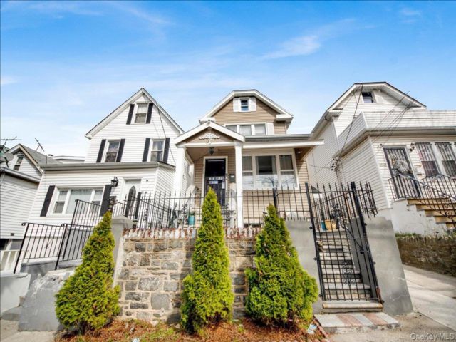  3 BR,  2.00 BTH &nbsp;A-frame style home in Wakefield