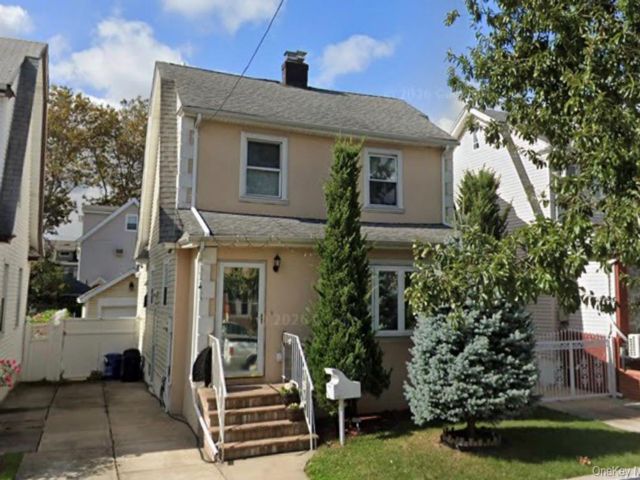  3 BR,  3.00 BTH &nbsp;Colonial style home in Queens Village