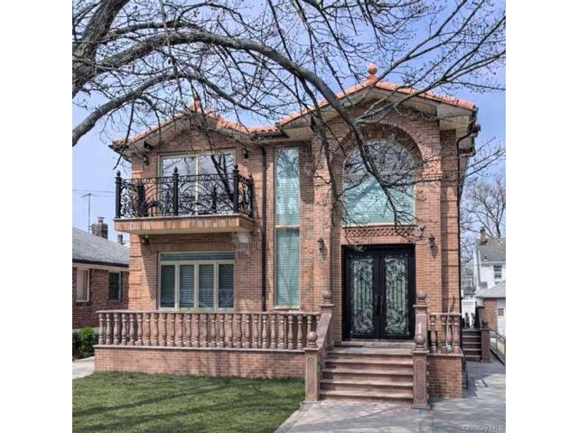  6 BR,  6.00 BTH &nbsp;House style home in Whitestone