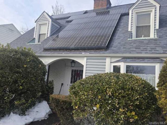  3 BR,  3.00 BTH &nbsp;Cape cod style home in Hempstead