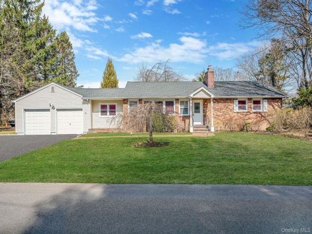  3 BR,  2.00 BTH &nbsp;Ranch style home in Greenlawn