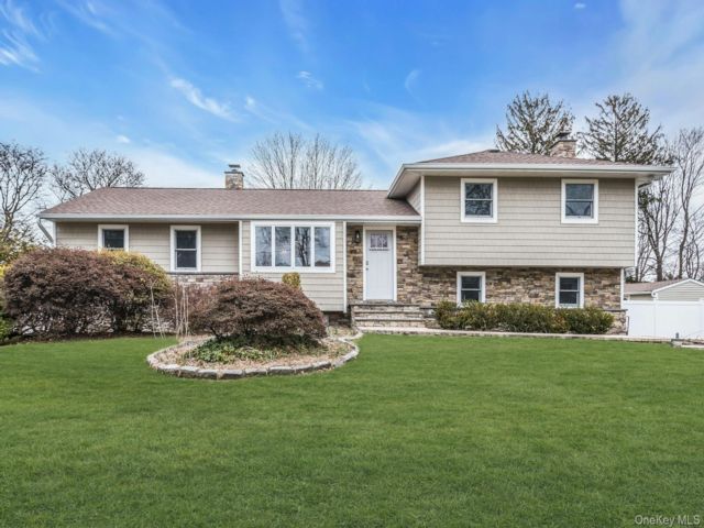  4 BR,  4.00 BTH &nbsp;Split level style home in East Northport