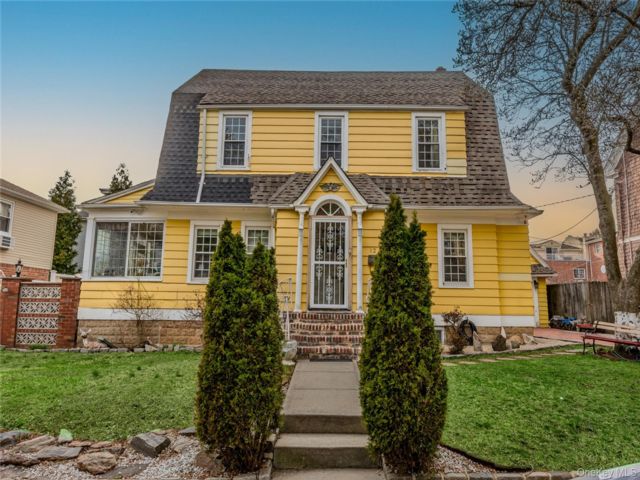  3 BR,  3.00 BTH &nbsp;Colonial style home in College Point