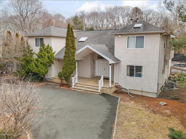  6 BR,  4.00 BTH &nbsp;Colonial style home in Remsenburg