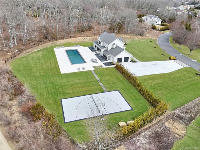  4 BR,  4.00 BTH &nbsp;Estate style home in Mattituck