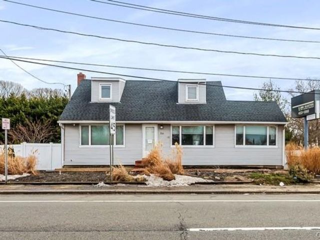 Studio,  0.00 BTH &nbsp;House style home in North Babylon