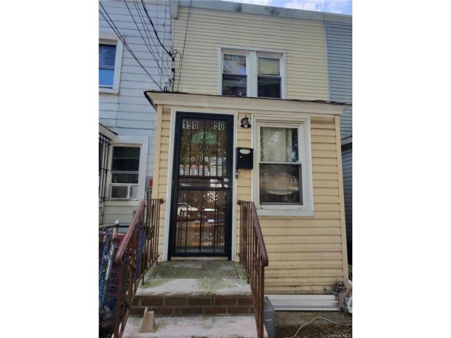  2 BR,  2.00 BTH &nbsp;Colonial style home in Jamaica