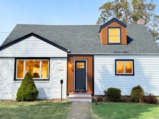 4 BR,  2.00 BTH &nbsp;Cape cod style home in Hicksville