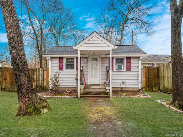  1 BR,  1.00 BTH &nbsp;Ranch style home in Farmingville
