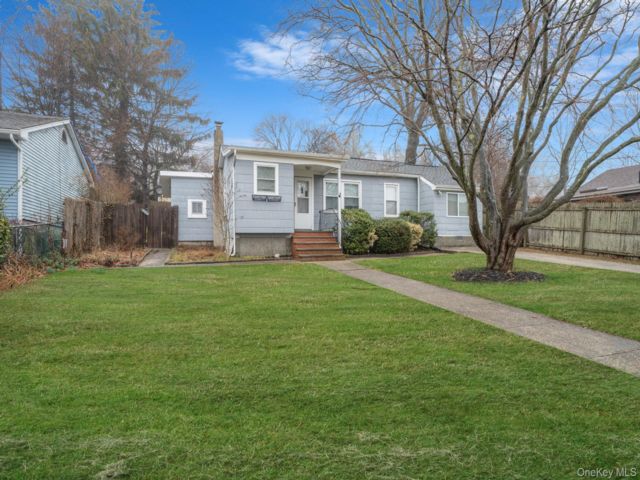  2 BR,  1.00 BTH &nbsp;Ranch style home in Farmingville