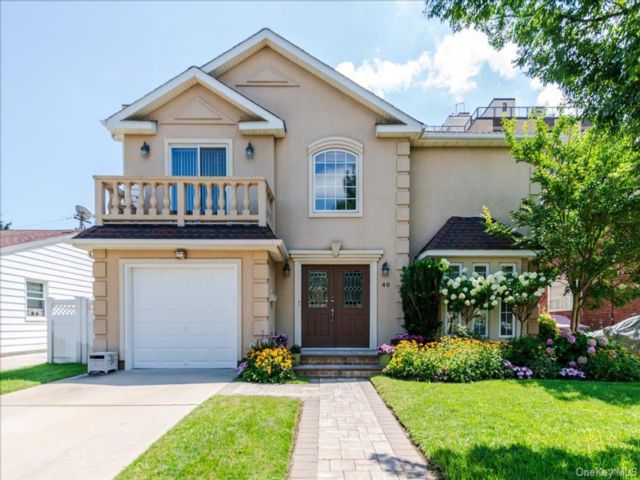  5 BR,  3.00 BTH &nbsp;Colonial style home in Long Beach