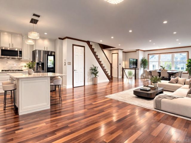  4 BR,  4.00 BTH &nbsp;Other style home in College Point