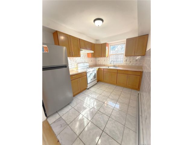  3 BR,  2.00 BTH &nbsp;Colonial style home in Fresh Meadows