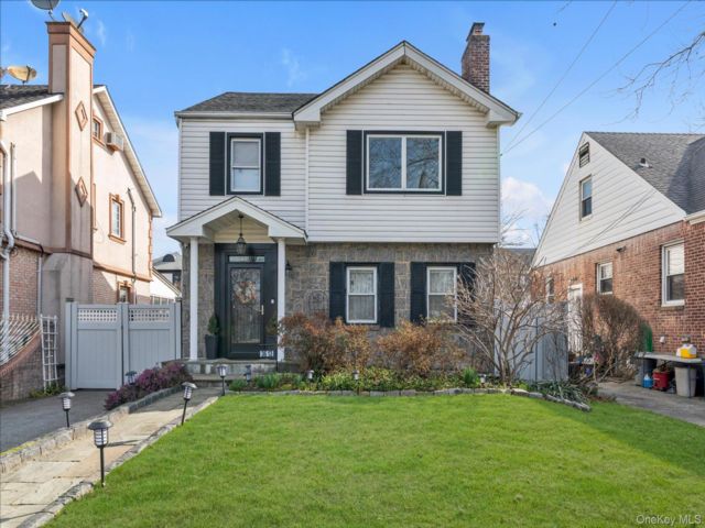  3 BR,  3.00 BTH &nbsp;Colonial style home in Bayside