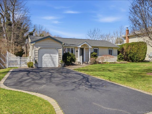  3 BR,  2.00 BTH &nbsp;Ranch style home in Ronkonkoma