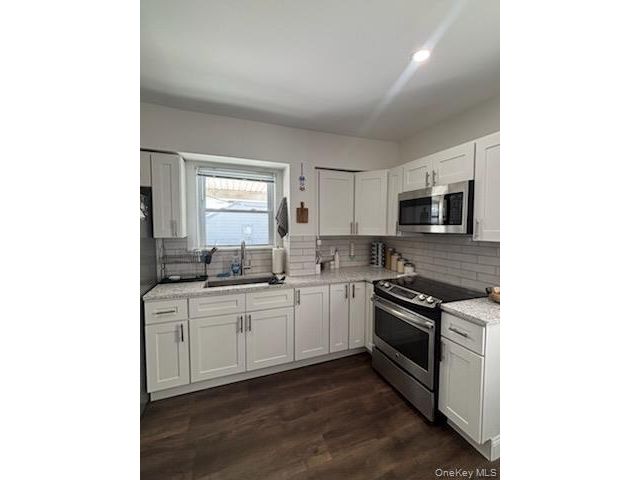  2 BR,  1.00 BTH &nbsp;Colonial style home in Kings Park