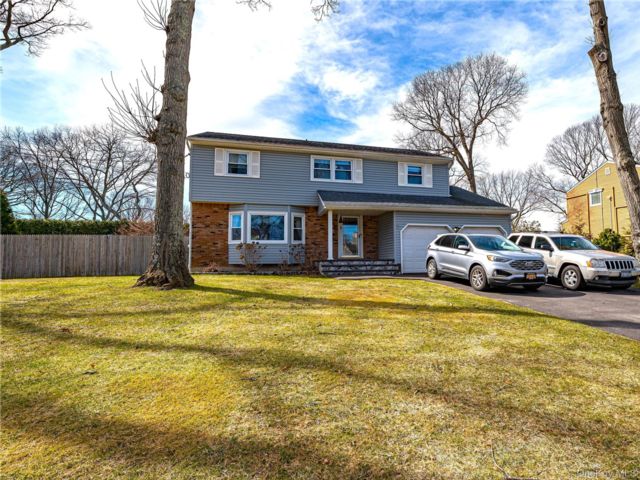  4 BR,  3.00 BTH &nbsp;Colonial style home in Lake Grove