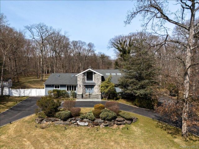  5 BR,  5.00 BTH &nbsp;Ranch style home in Oyster Bay Cove