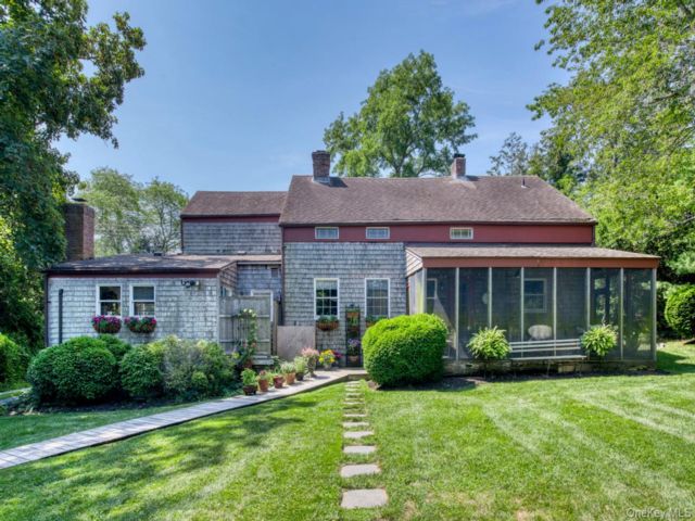  5 BR,  4.00 BTH &nbsp;Farmhouse style home in Southold