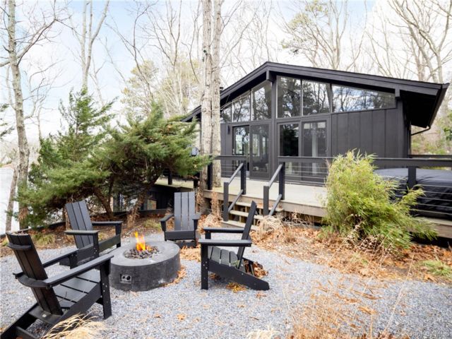  3 BR,  3.00 BTH &nbsp;Split ranch style home in Southampton