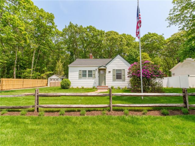  3 BR,  2.00 BTH &nbsp;Bungalow style home in East Marion
